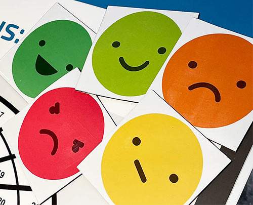 Coloured magnetic face status labels