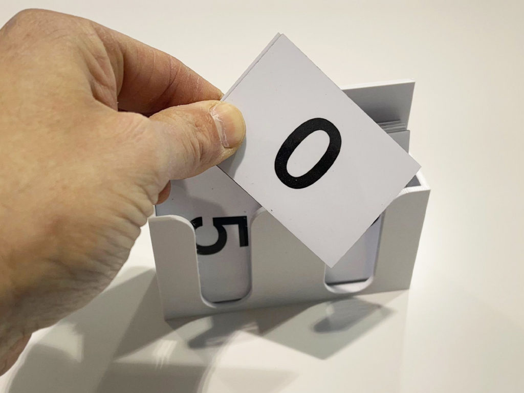 Magnetic number dispenser